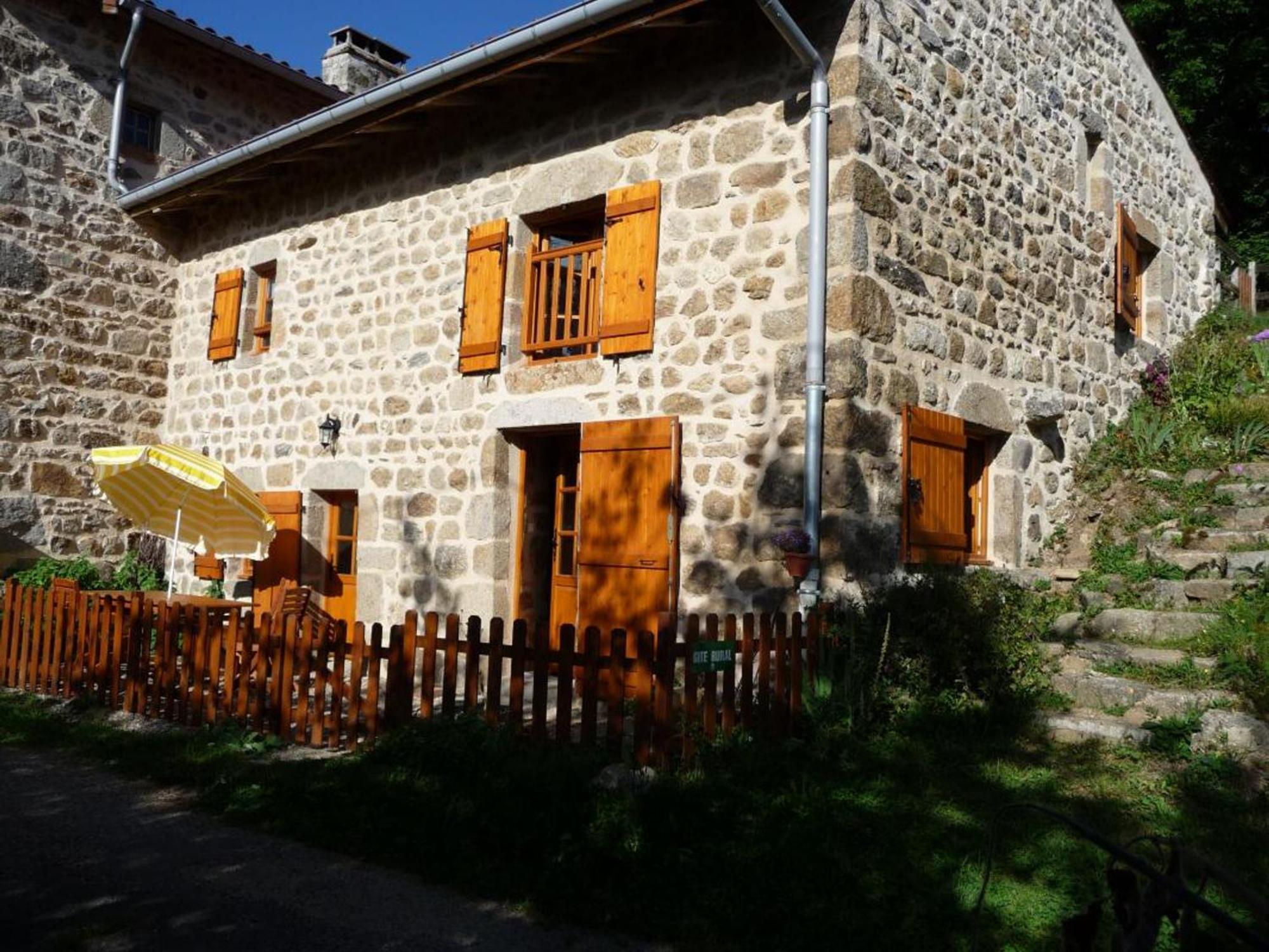 Saint-Jean-Soleymieux Charmant Gite Avec Terrasse, Cheminee Et Jardin, A Proximite Des Bois, Animaux Acceptes - Fr-1-496-205 מראה חיצוני תמונה